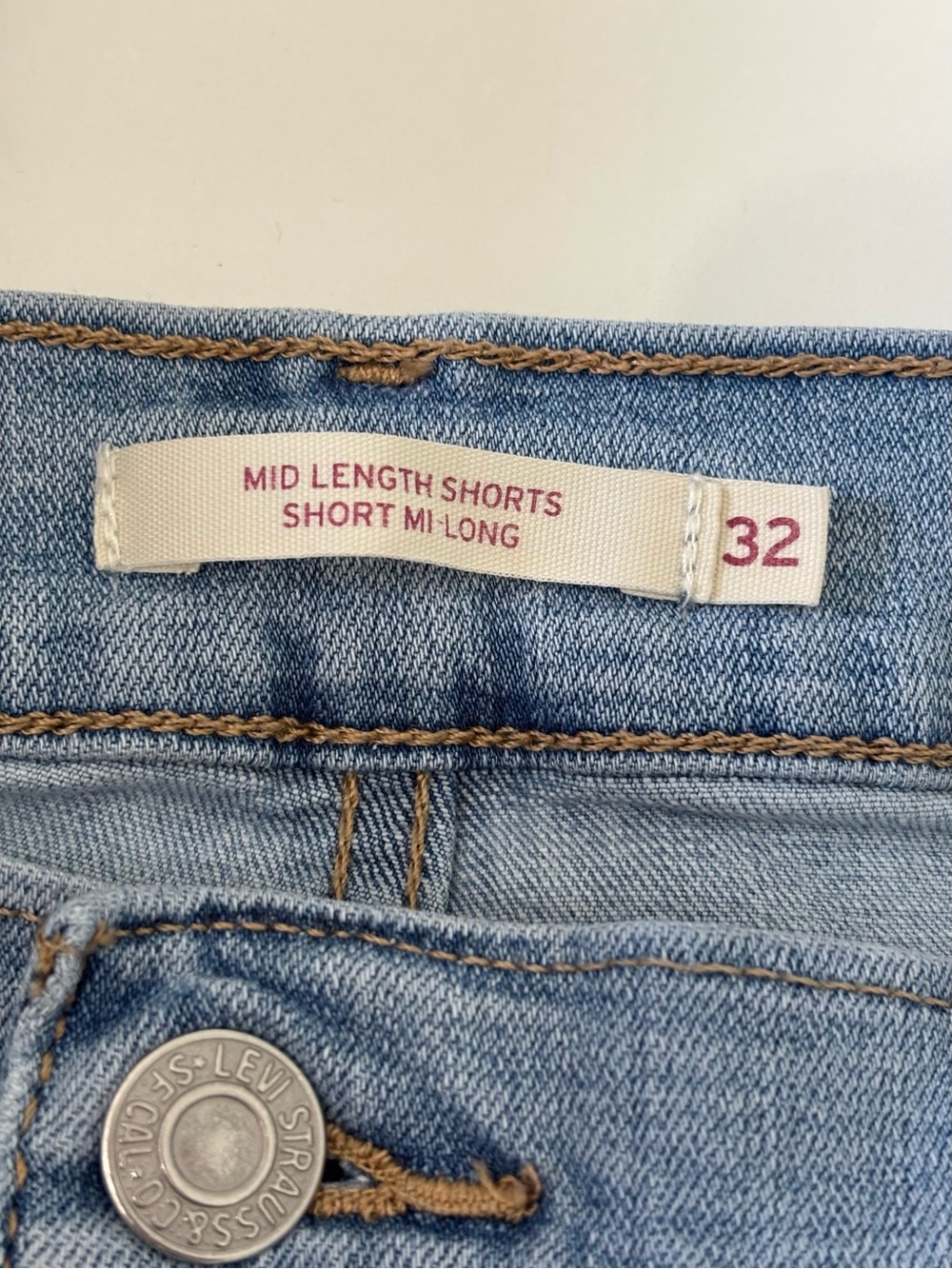 Levi’s Mid Length Denim Shorts Women’s Size 32 Light Wash Cuffed Stretch #118 - Picture 5 of 5